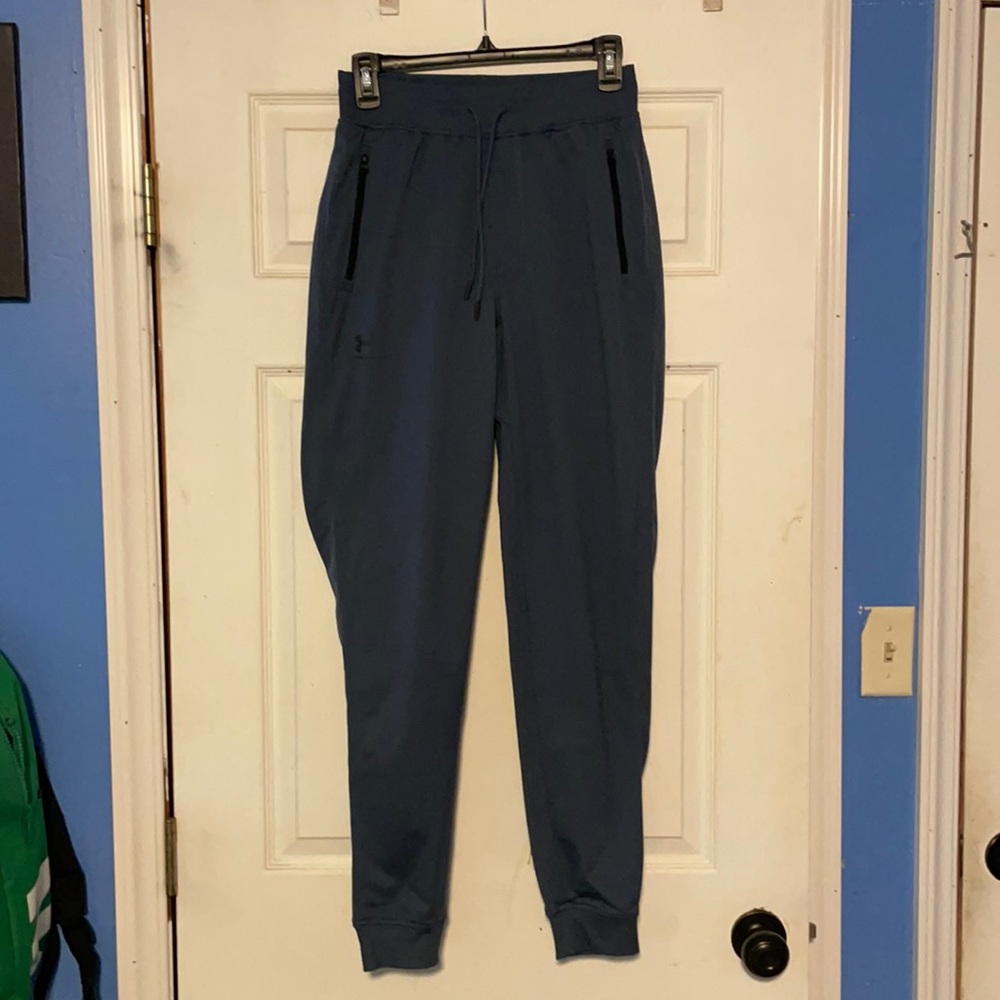 EUC Men’s Under Armour cuffed joggers - small